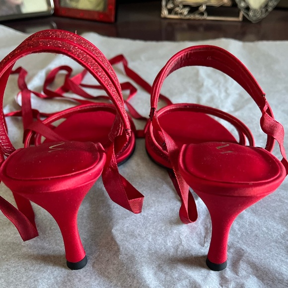 Red strappy heels by Nina - Picture 2 of 4